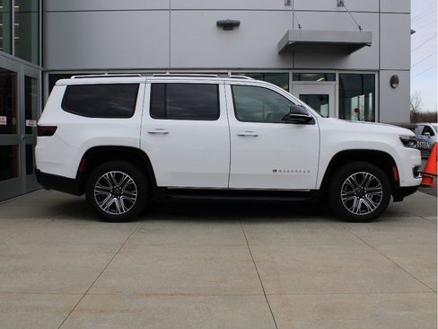 Used 2025 Jeep Wagoneer 4WD image 4