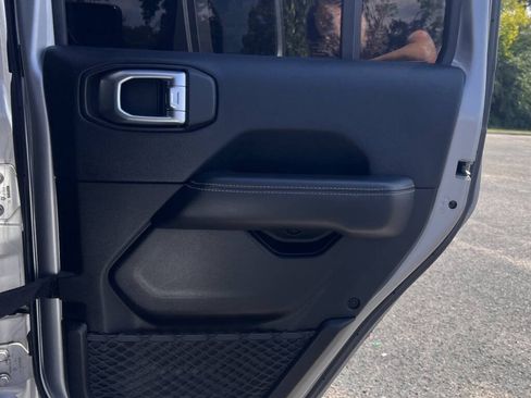 Used 2018 Jeep Wrangler Unlimited Sahara AWD/4WD image 18