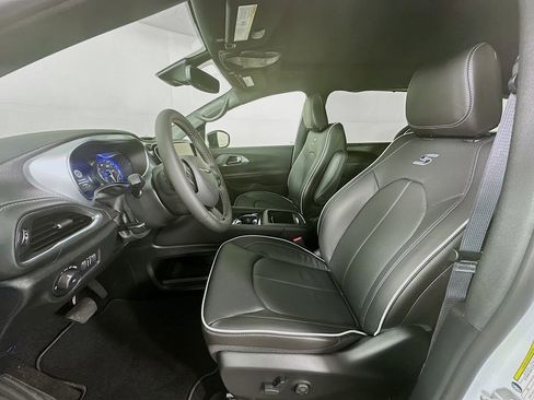 New 2026 Chrysler Pacifica Limited w/ S Appearance Package FWD image 28