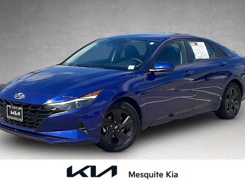 Used 2022 Hyundai Elantra SEL w/ Preferred Accessory Package FWD image 1