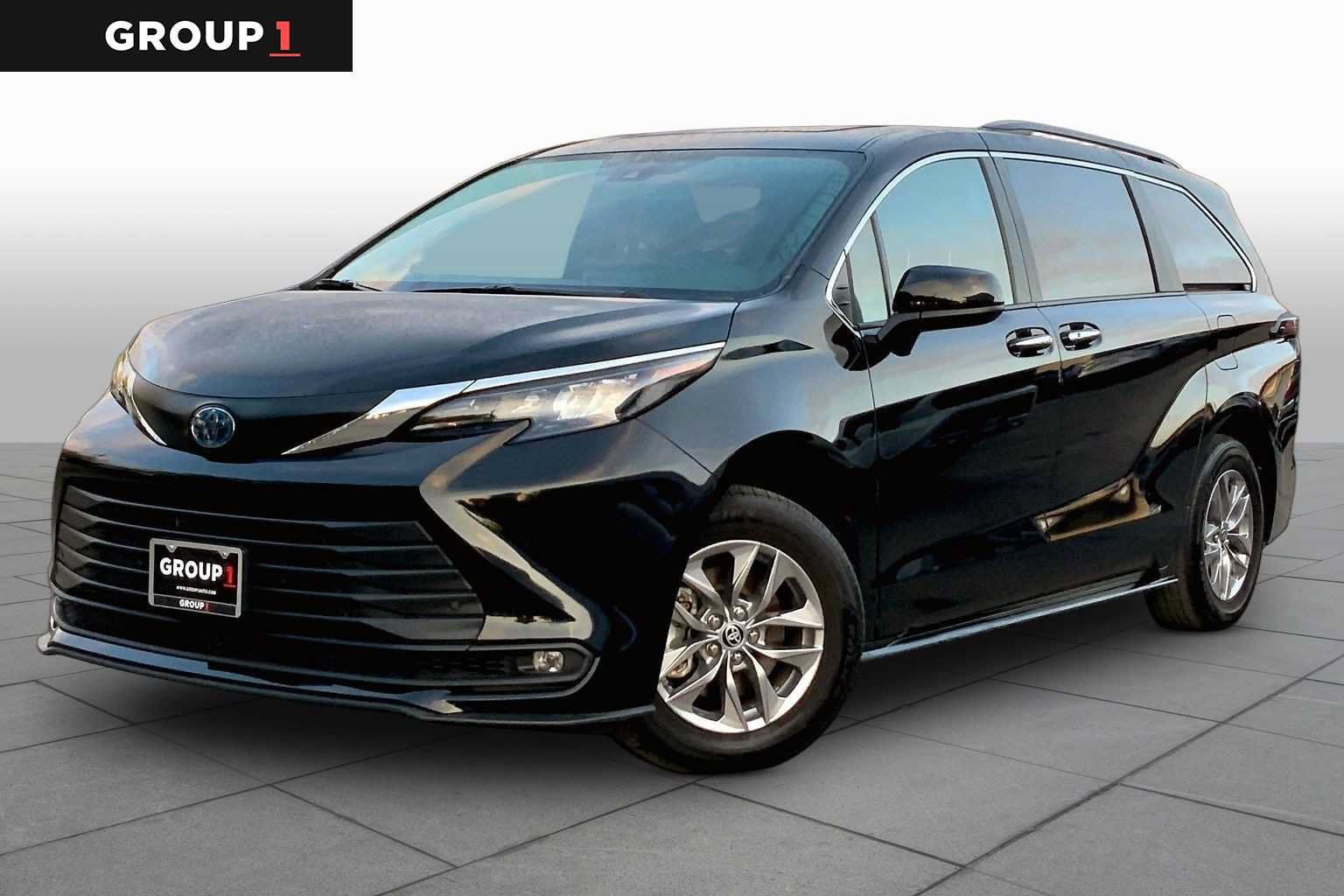 Used 2025 Toyota Sienna XLE FWD image 1