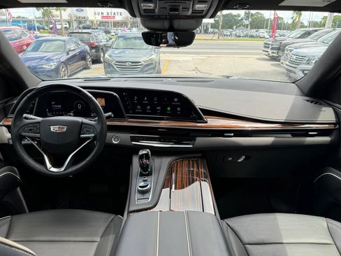 Used 2024 Cadillac Escalade Premium Luxury AWD/4WD image 10