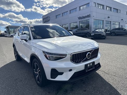 Certified 2025 Volvo XC40 B5 Core AWD/4WD image 1