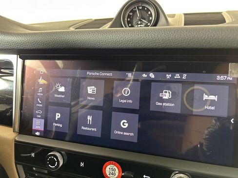 Certified 2025 Porsche Macan image 32