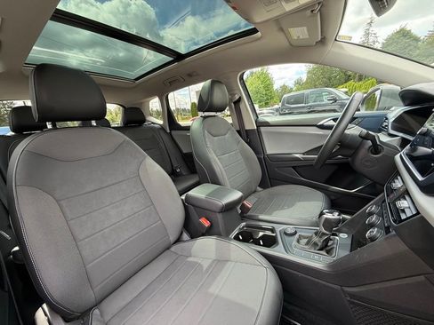Used 2022 Volkswagen Taos SE w/ Panoramic Sunroof Package AWD/4WD image 19