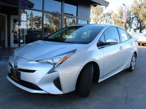 Used 2017 Toyota Prius Four FWD image 1