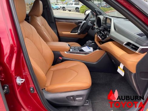 New 2026 Toyota Highlander Platinum AWD/4WD image 18