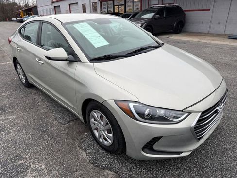 Used 2017 Hyundai Elantra SE image 3