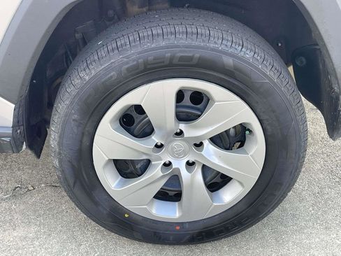 Used 2022 Toyota RAV4 LE image 9