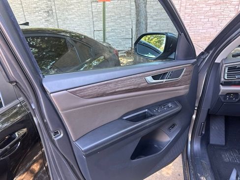 Used 2024 Volkswagen Atlas SEL AWD/4WD image 17