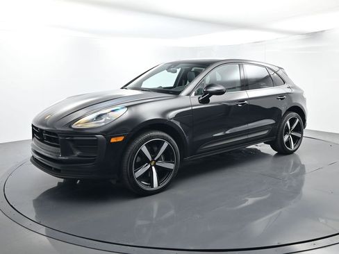 Certified 2025 Porsche Macan image 1