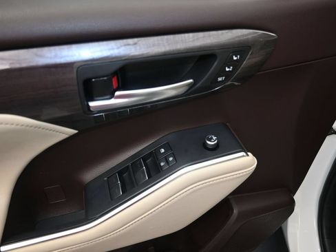 Used 2022 Toyota Highlander Platinum FWD image 11