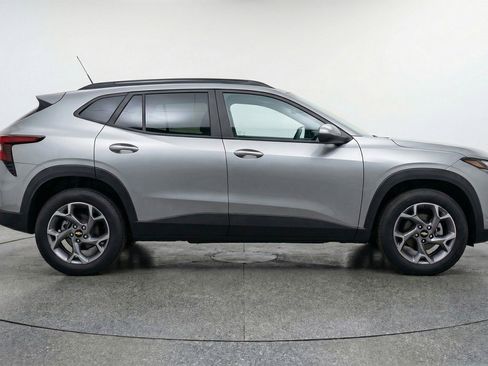 Used 2025 Chevrolet Trax LT w/ LT Convenience Package FWD image 11