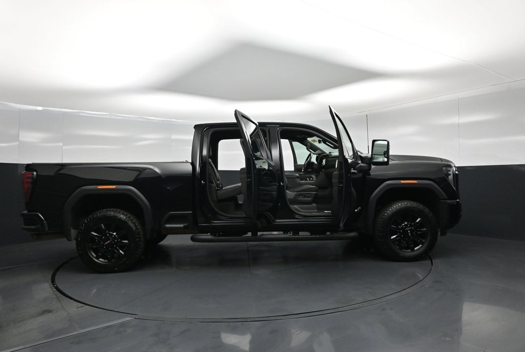 Used 2024 GMC Sierra 2500 AT4 w/ Technology Package AWD/4WD image 4