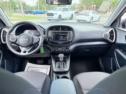Used 2025 Kia Soul LX w/ LX Technology Package FWD image 20