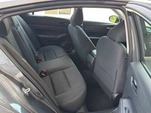 Used 2025 Nissan Altima 2.5 SV FWD image 12