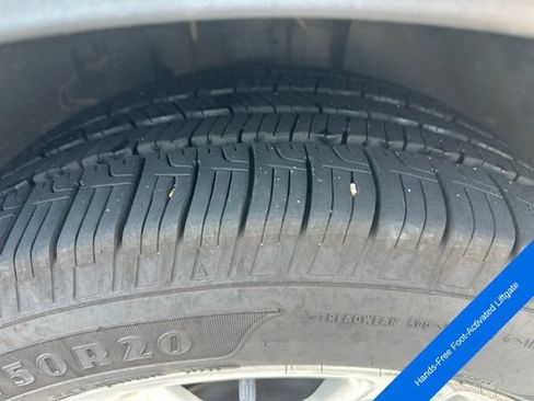 Used 2017 Ford Explorer XLT w/ Equipment Group 202A AWD/4WD image 15