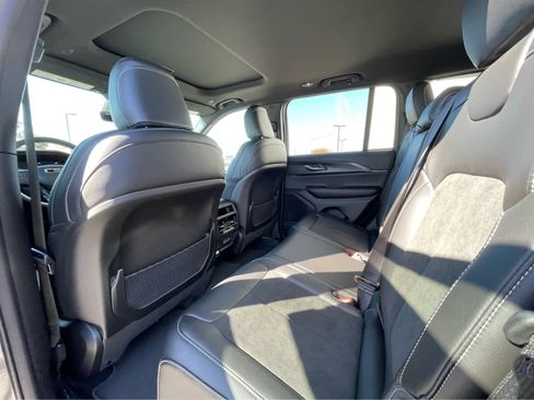 New 2025 Jeep Grand Cherokee Altitude image 19