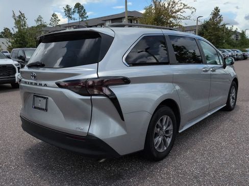 Certified 2025 Toyota Sienna XLE FWD image 6