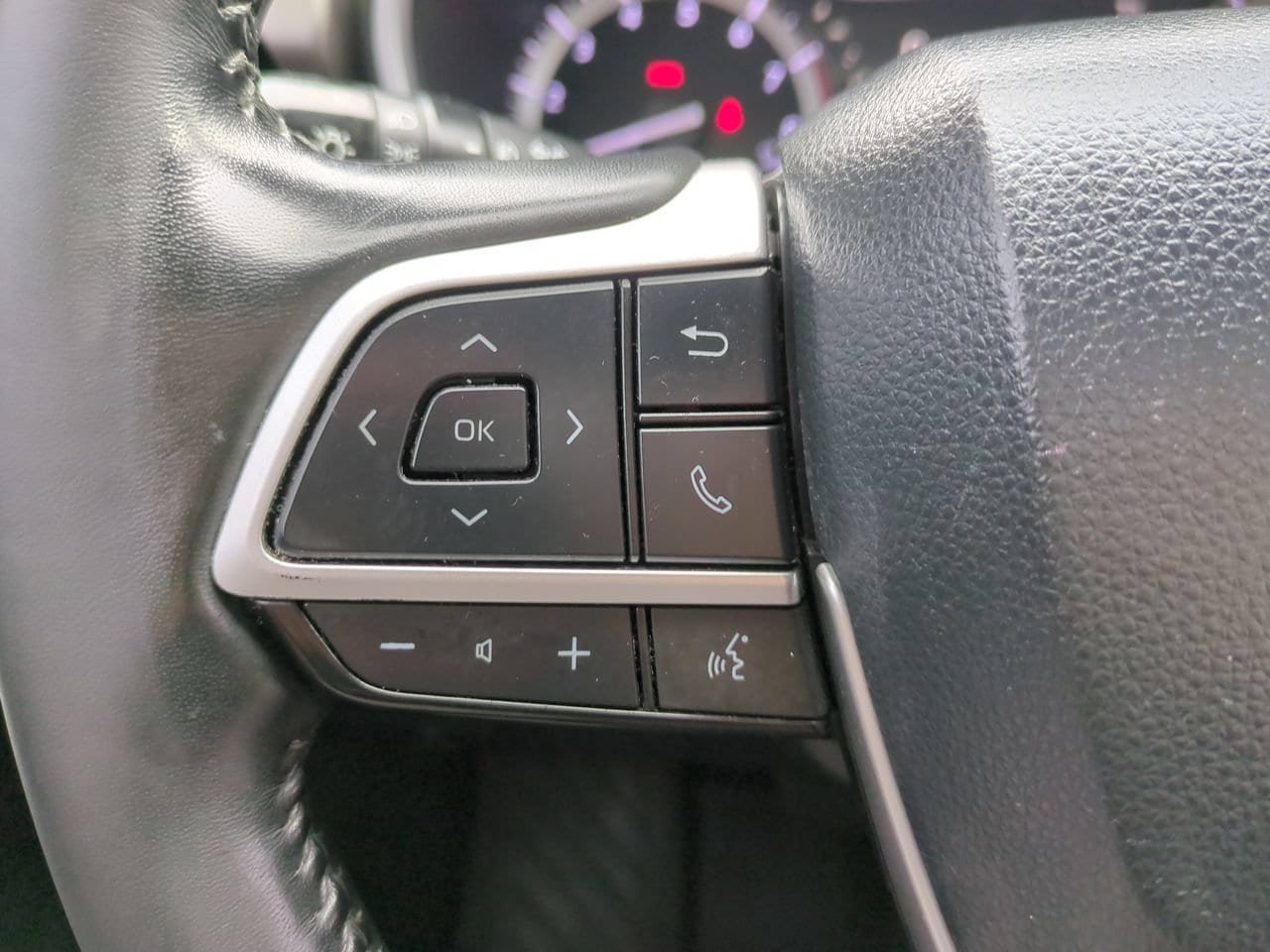 Used 2022 Toyota Highlander XLE AWD/4WD image 25