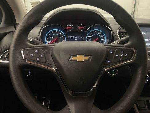 Used 2018 Chevrolet Cruze LT w/ Convenience Package FWD image 5