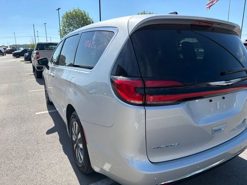 Used 2023 Chrysler Pacifica Touring-L FWD image 10