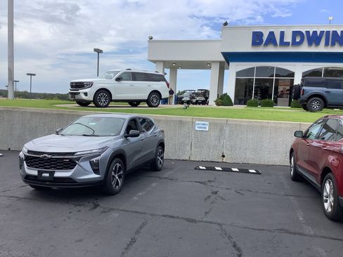 Used 2024 Chevrolet Trax ACTIV w/ Sunroof Package image 3