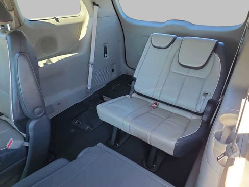 Used 2016 Kia Sedona SX image 17