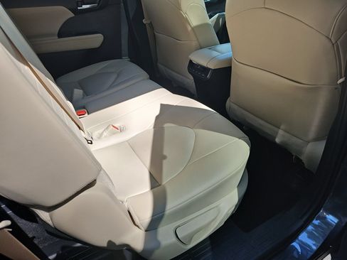 Used 2025 Toyota Highlander XLE FWD image 32