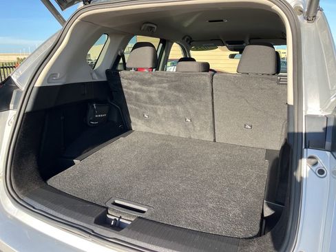 Used 2025 Nissan Rogue SV image 7