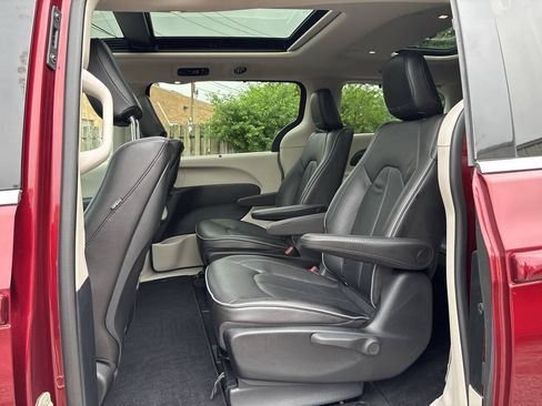 Used 2020 Chrysler Pacifica Limited w/ Advanced Safetytec Group FWD image 32
