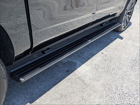 New 2026 Chevrolet Suburban High Country AWD/4WD image 13