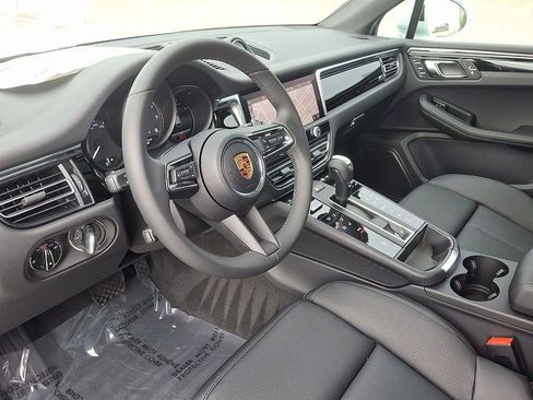 Used 2025 Porsche Macan image 4