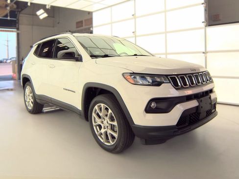 Used 2023 Jeep Compass Latitude AWD/4WD image 1