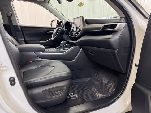 Used 2020 Toyota Highlander XLE image 27