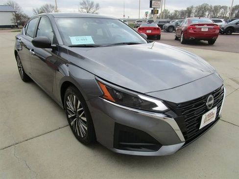 Used 2024 Nissan Altima 2.5 SV FWD image 5