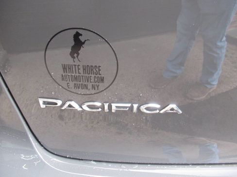 Used 2025 Chrysler Pacifica Select image 13