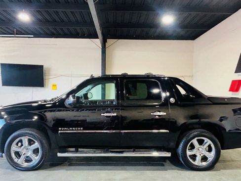 Used 2013 Chevrolet Avalanche LTZ image 4
