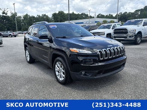 Used 2018 Jeep Cherokee Latitude Plus AWD/4WD image 7