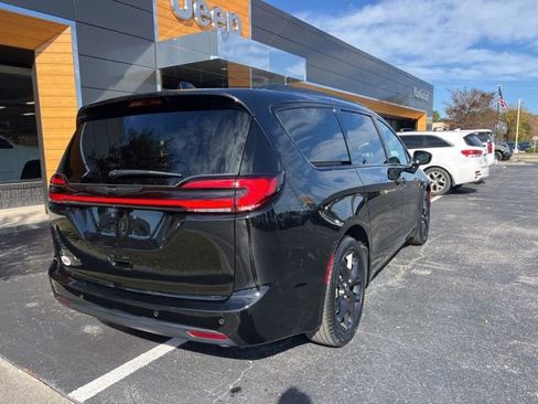 New 2026 Chrysler Pacifica Select image 24