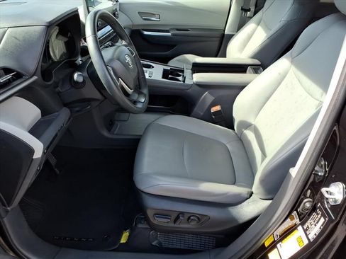 Used 2023 Toyota Sienna XLE FWD image 12