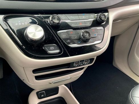 Used 2024 Chrysler Pacifica Touring-L image 25