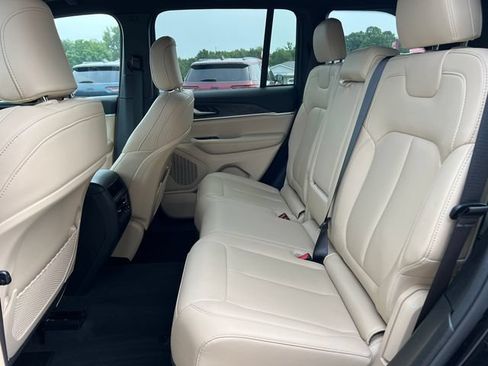 Used 2023 Jeep Grand Cherokee Limited AWD/4WD image 4