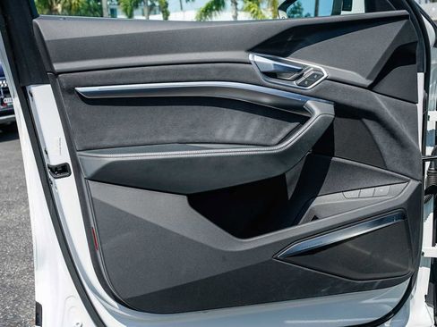 Used 2022 Audi e-tron Prestige w/ Prestige Package image 19