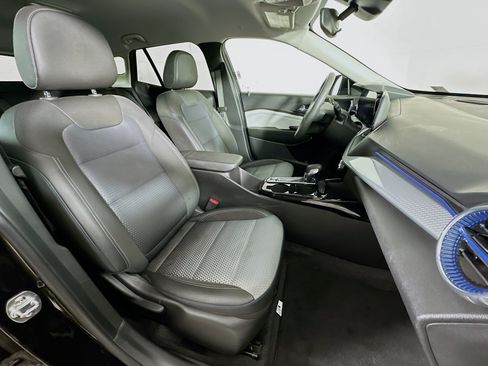 Used 2025 Chevrolet Trax LT FWD image 28
