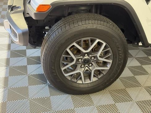 Used 2025 Jeep Wrangler Unlimited Sahara AWD/4WD image 15