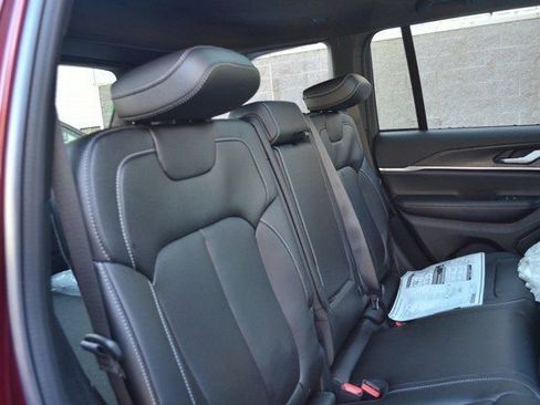 New 2025 Jeep Grand Cherokee Limited image 32