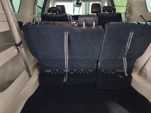 Used 2023 Chrysler Pacifica Touring-L image 15