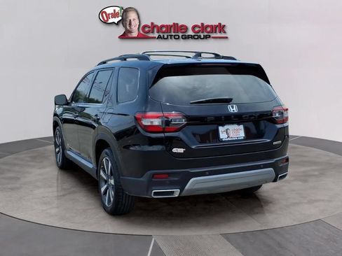 Used 2025 Honda Pilot Touring image 3