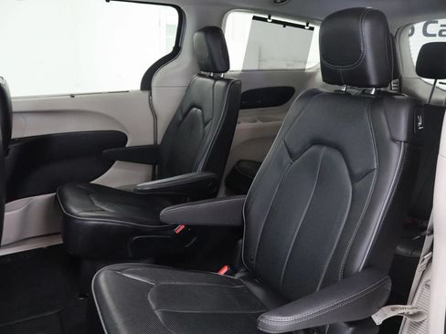 Used 2019 Chrysler Pacifica Limited FWD image 14